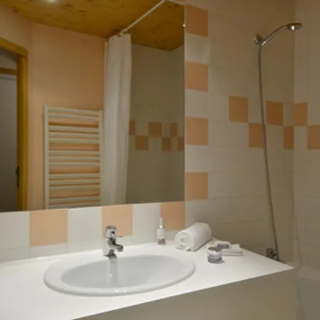 Apartment Divisible Aux Pieds Avec Balcon A Aime 2000 - Fr-1-181-2619